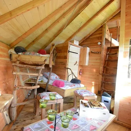 Les Hebergements Insolites De Quenecan Lodge *