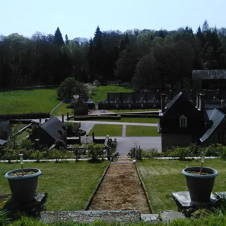 Les Hebergements Insolites De Quenecan Lodge